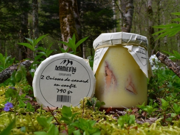 photo de conserve artisanale de cuisse de canard confit , produit régional