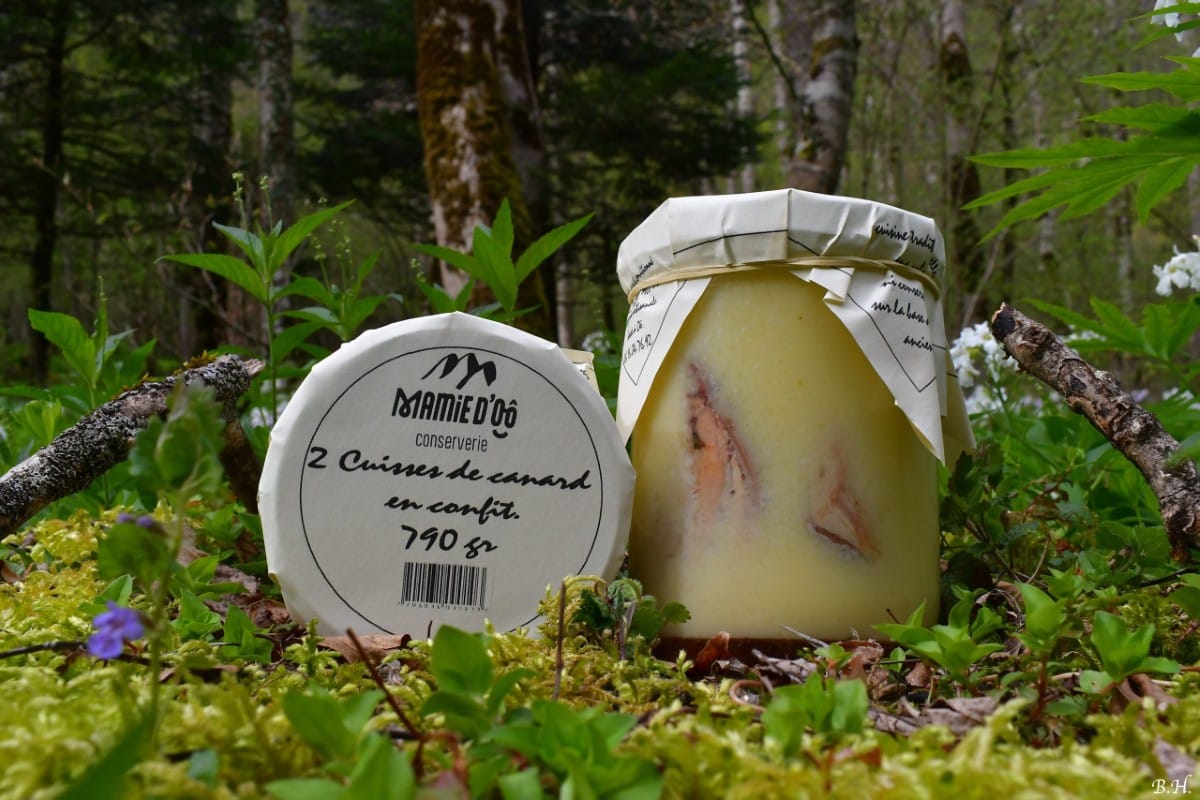 photo de conserve artisanale de cuisse de canard confit , produit régional
