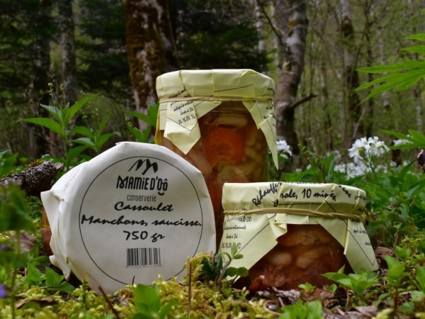 photo de conserve artisanale de cassoulet , produit régional