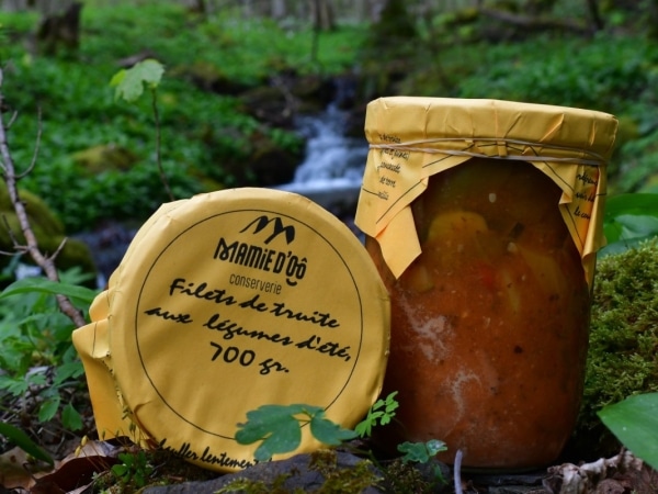 photo de conserve artisanale de truite aux légumes d'été , produit régional