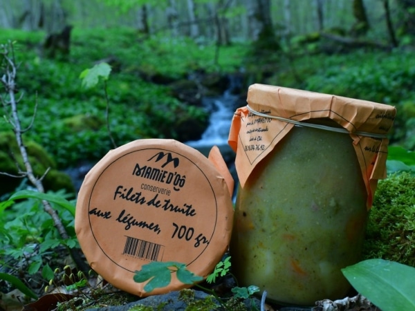 photo de conserve artisanale de filet de truite aux légumes , produit régional