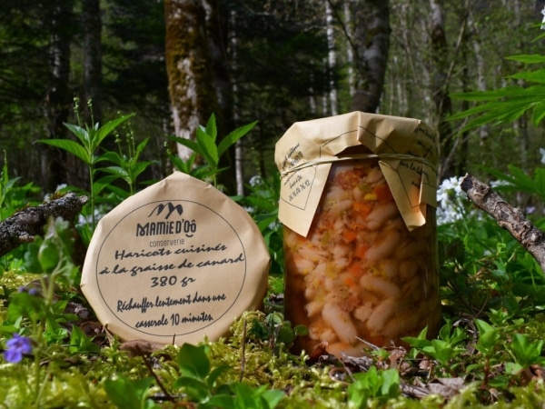 photo de conserve artisanale de haricots cuisinés à la graisse de canard , produit régional
