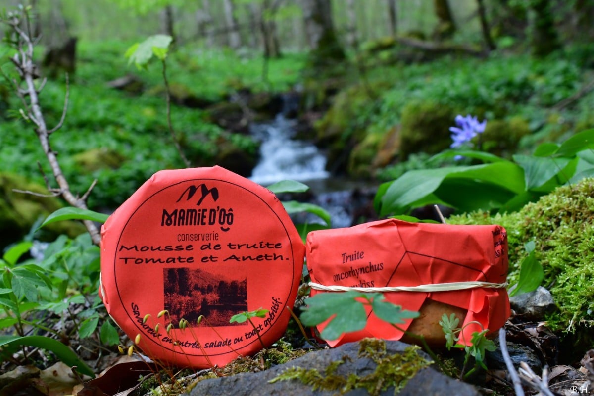 photo de conserve artisanale émousse de truite à la tomate et l'aneth , produit régional