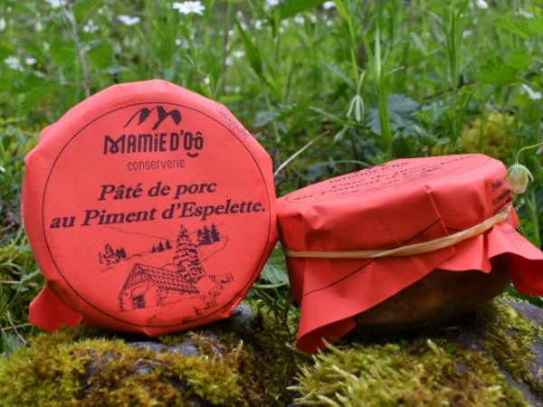 photo de conserve artisanale de pâté au piment d'espelette, produit régional