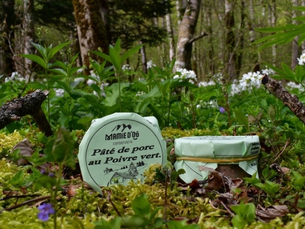 photo de conserve artisanale de pâté de porc au poivre vert , produit régional