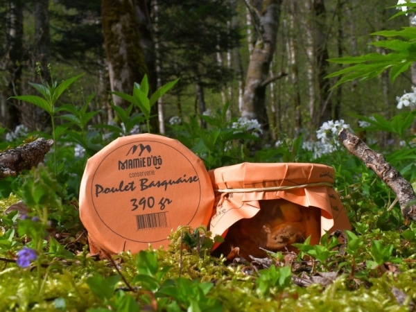 photo de conserve artisanale de poulet basquaise , produit régional