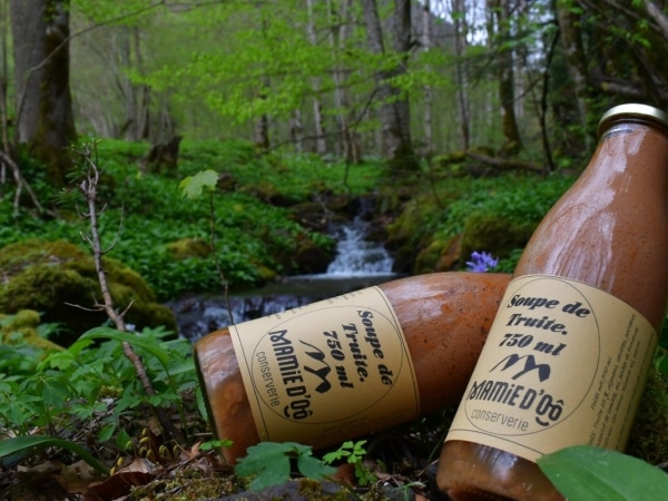 photo de conserve artisanale de soupe de truite , produit régional