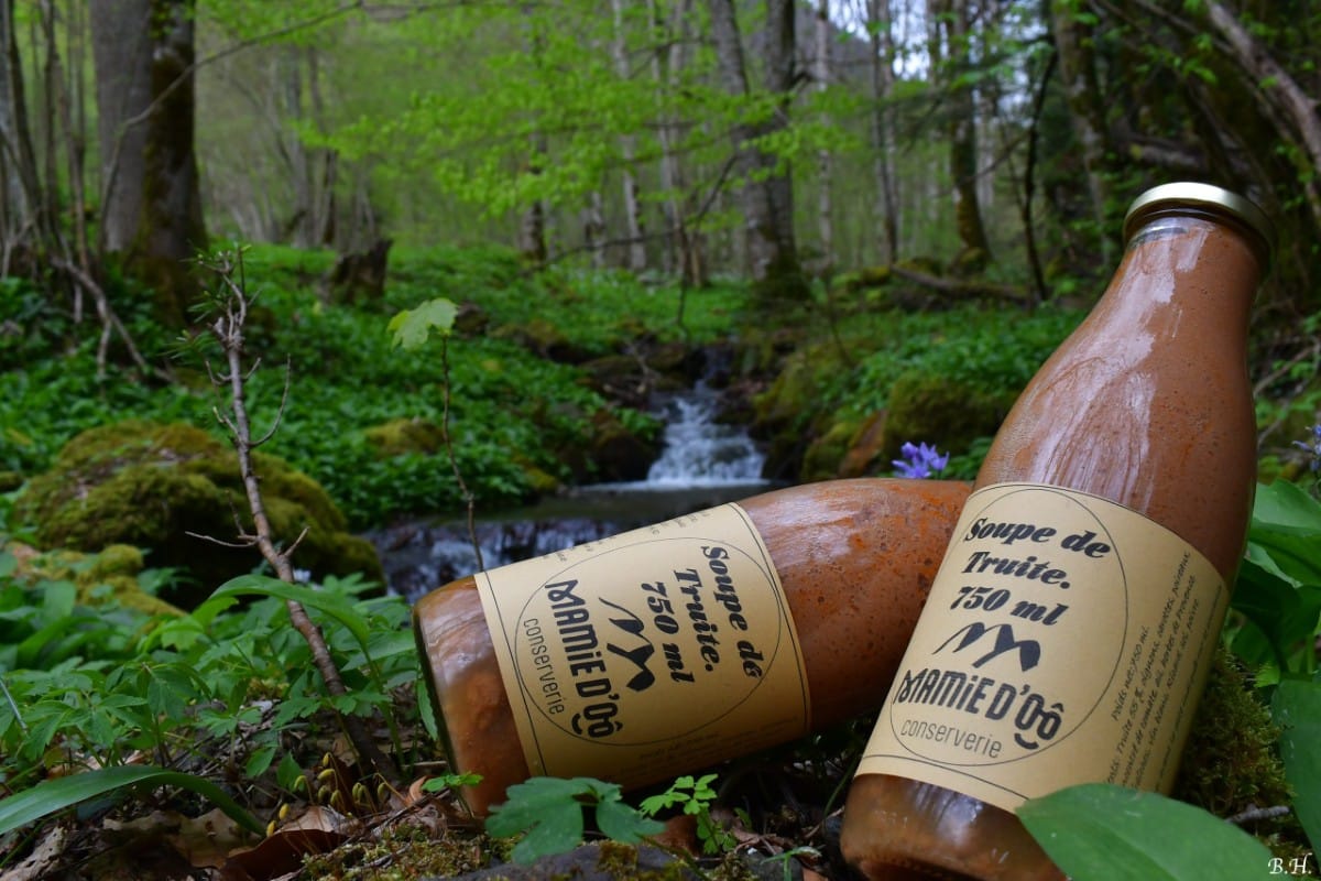 photo de conserve artisanale de soupe de truite , produit régional